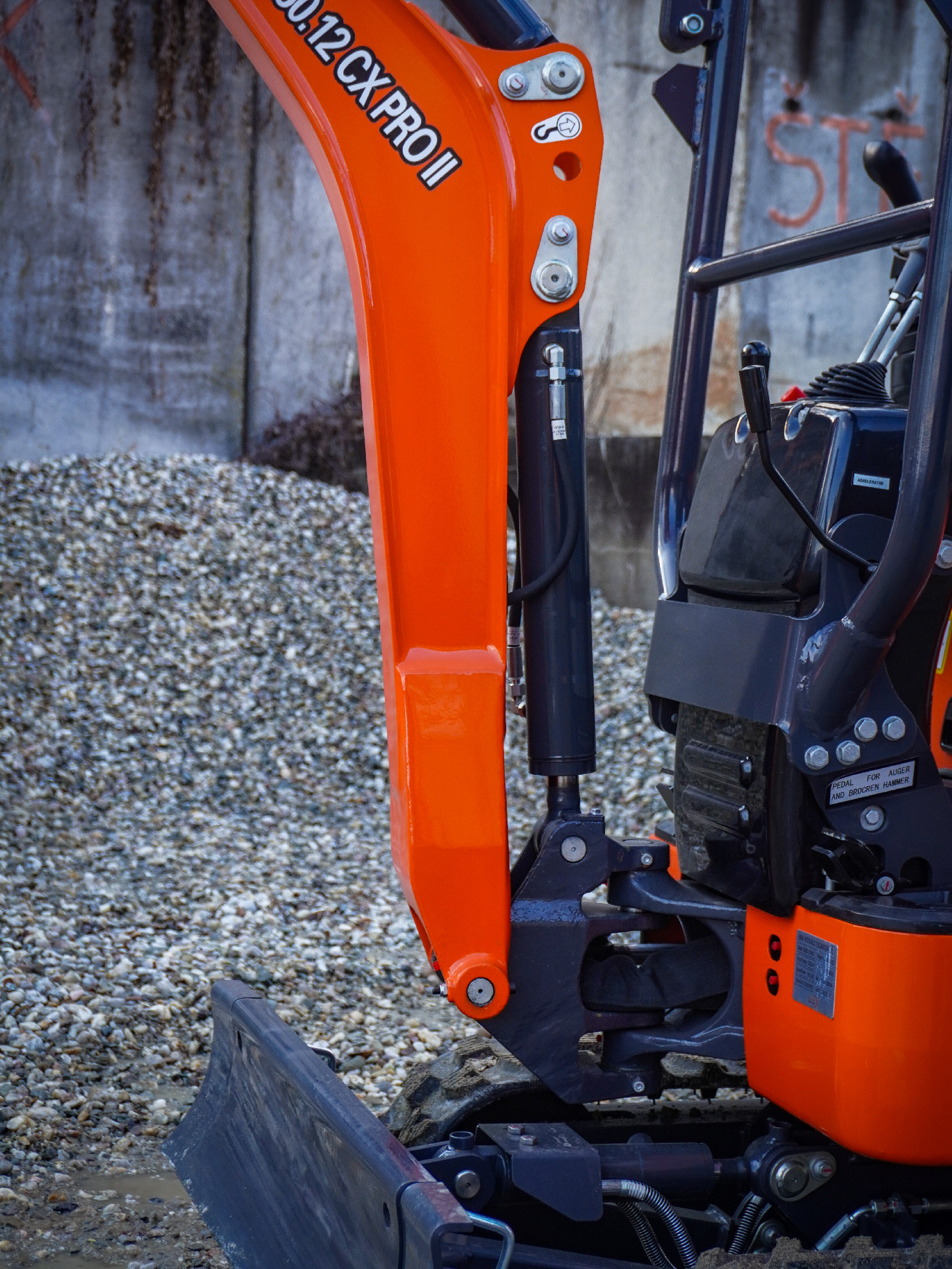 Minibagr BG1260.12 CX PRO II Kubota, lžíce 400mm , přidržovací palec